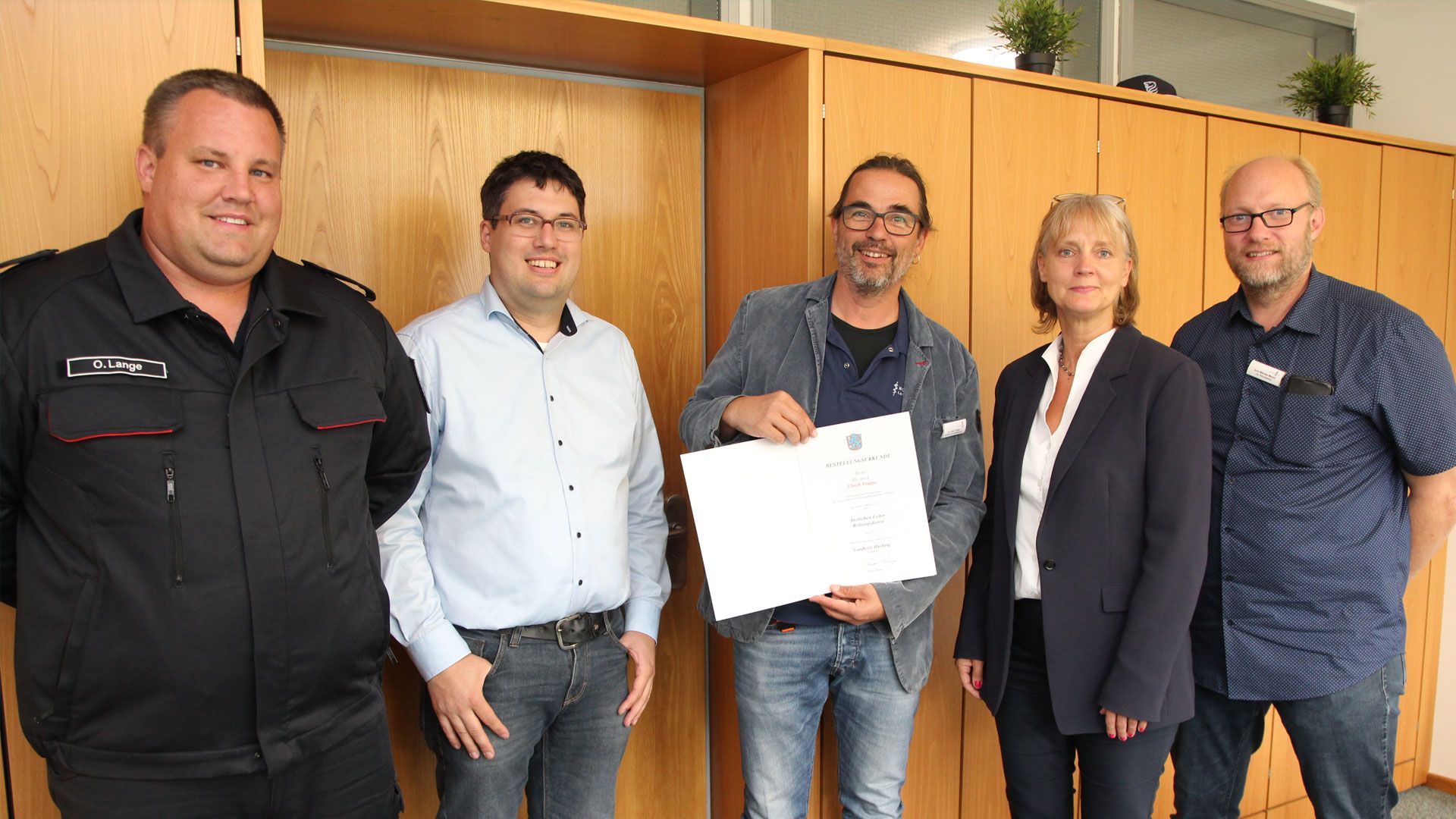 Den neuen Ärztlichen Leiter Dr. Ulrich Trappe (Mitte) begrüßen (von links) Oliver Lange, Leiter der Rettungsleitstelle, Kai-Martin Pöllmann, Leiter der Abteilung Rettungsdienst, Brand- und Katastrophenschutz, Kreisrätin Annerose Tiedt und Arne Wächter-Meile, Leiter der Rettungsdienstgesellschaft. | Foto: Landkreis Harburg