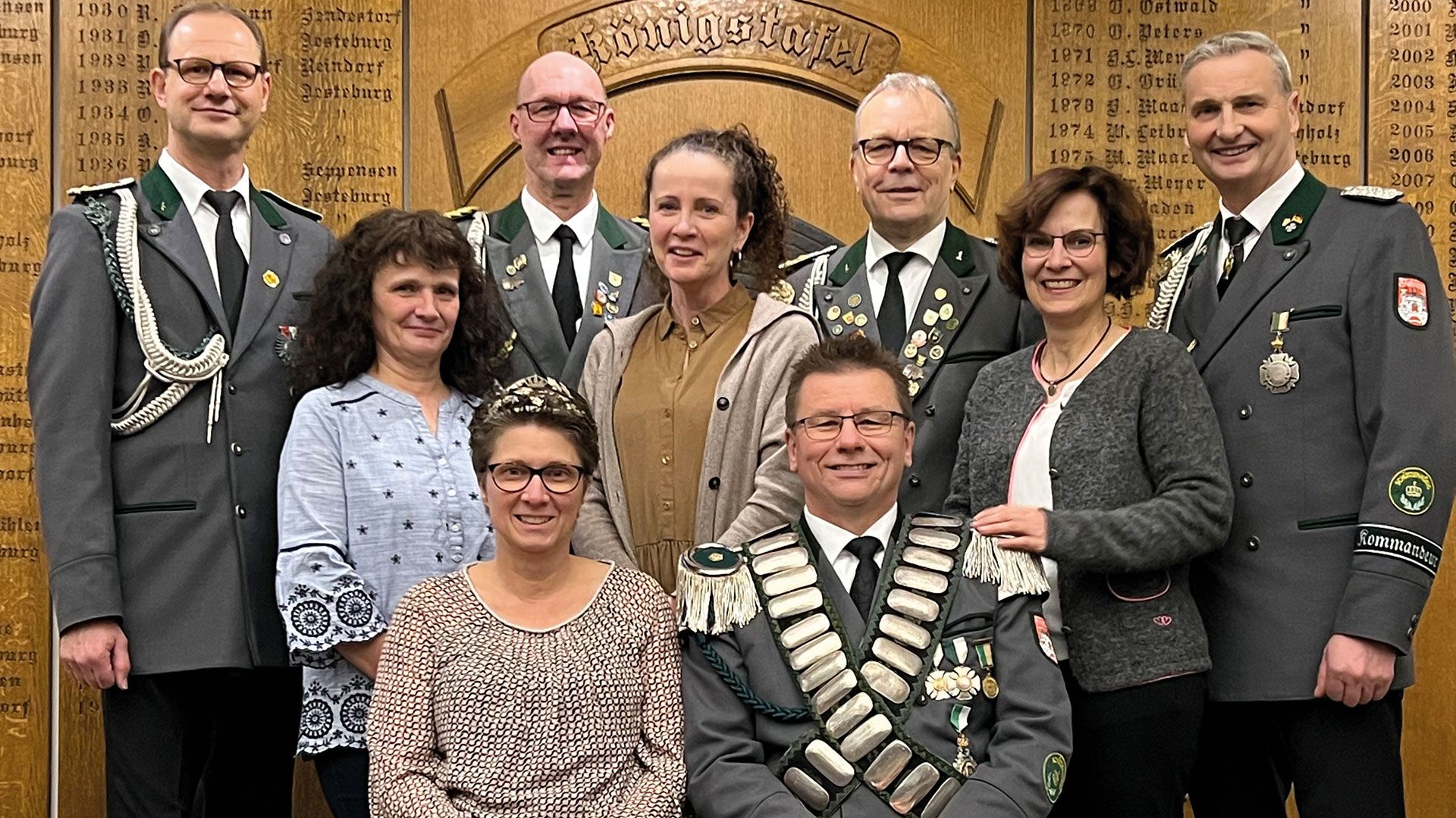 Freuen sich auf den Königsball in Jesteburg: Bettina Radloff (vorn, von links), Rainer Radloff; Mitte: Annegret Enk, Birgitt Lucks, Manuela Versemann sowie Klaus von Bestenbostel (hinten, von links), Torsten Lange, Joachim Lucks und Bernd Versemann. | Foto: Rainer Radloff