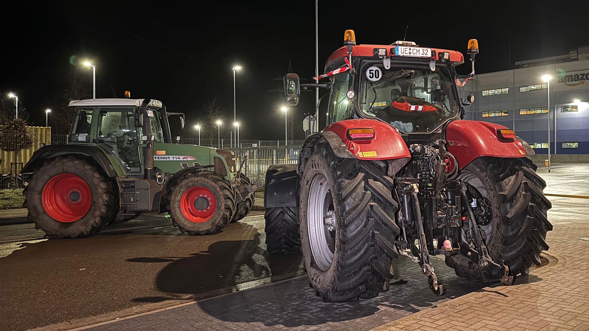 Wie hier bei Amazon in Winsen blockerien auch bei Aldi in Stelle Trecker die Zufahrt, um ein Gespräch zu erreichen. | Foto: Lenthe-Medien