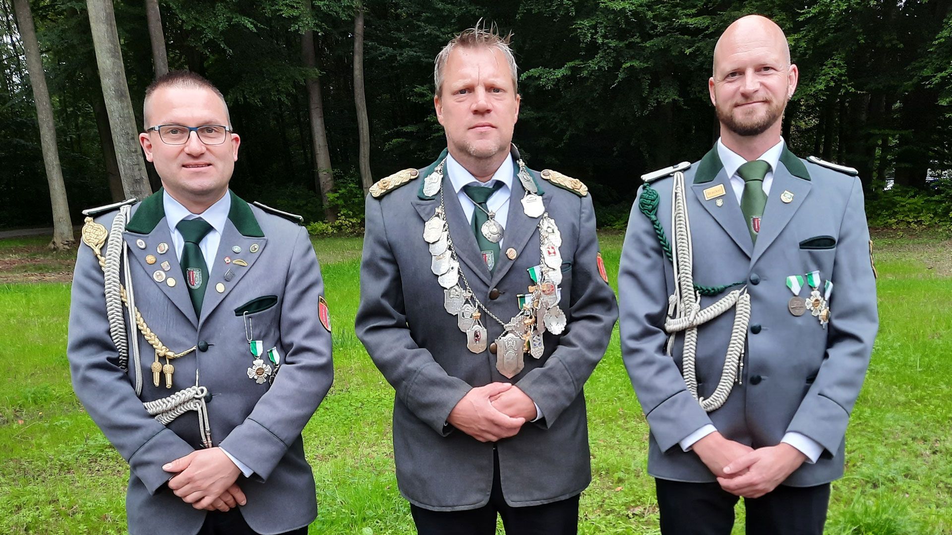 Sie blicken auf ein tolles Königsjahr zurück: Das Marxener Königstrio mit Adjutant Florian Scharpff (von links) König Björn Voß und Adjutant Marcus Nothoff. | Foto: SK Marxen