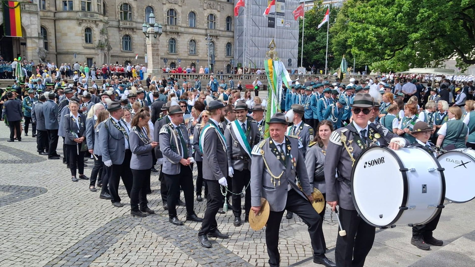 Aktive der Schützenvereine und der Spielmannszug-Gemeinschaft aus Sieversen-Leversen und Tötensen-Westerhof genossen ihre Teilnahme am Schützenausmarsch in Hannover. Fotos: ein