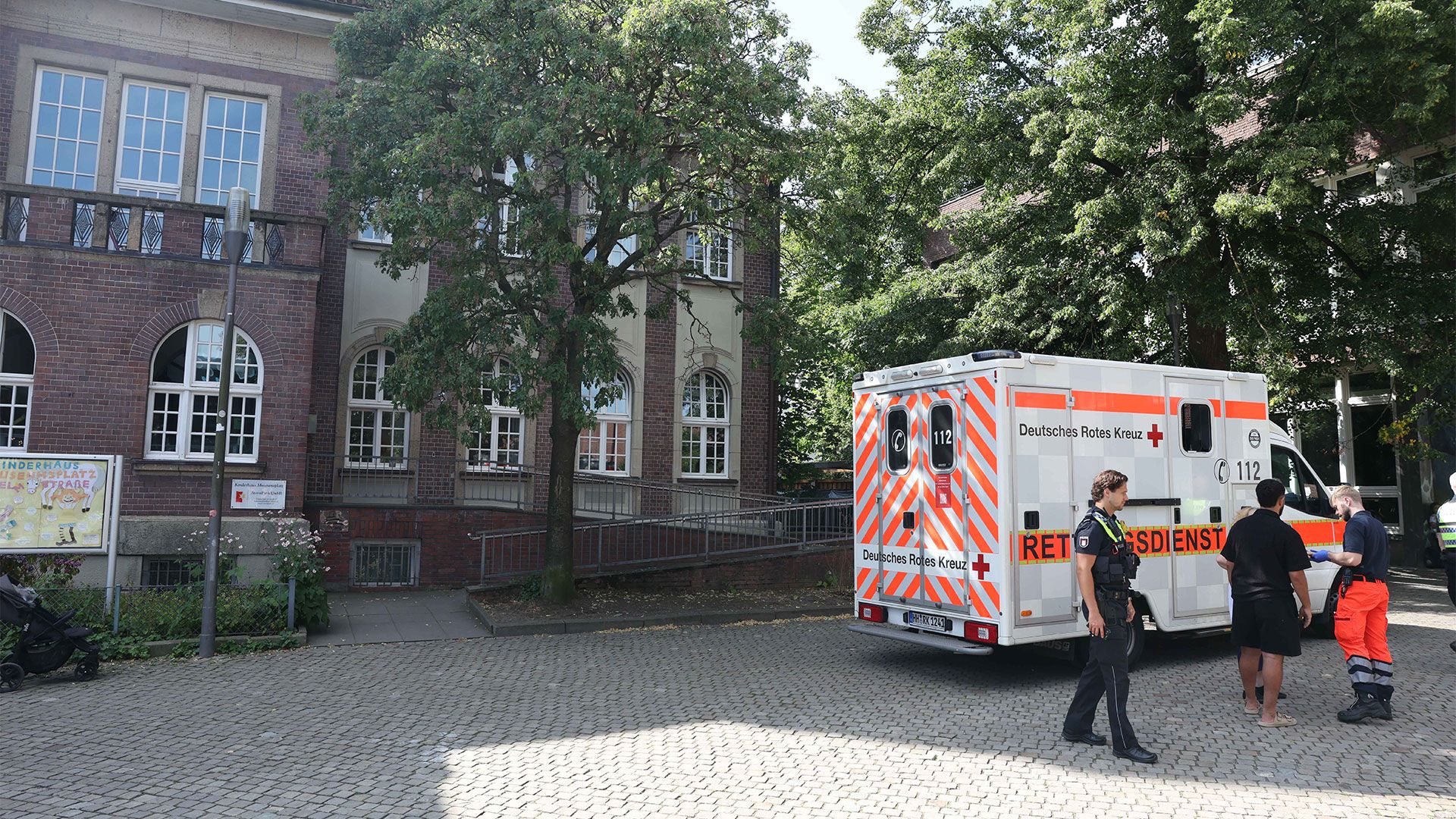 Drei Verletzte gab es am Donnerstag bei einem Feuer in der Sternipark Kita im alten Harburger Standeamt. Foto: Lenthe-Medien/Reimer