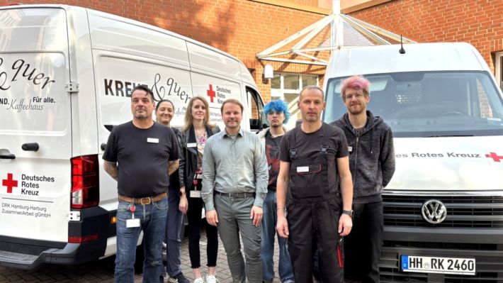 :   Das Team vom „Kreuz & quer“ um Geschäftsführer Edvinas Kasparaitis (Mitte) erledigt jetzt auch komplette Haushaltsauflösungen. Schnell, fair und nachhaltig. Foto: DRK Hamburg-Harburg 2026