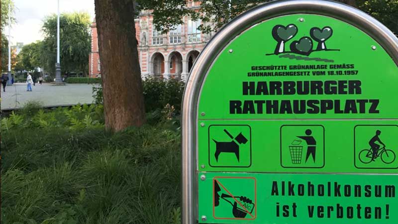 Hochempört zeigt sich die Harburger AfD-Fraktion darüber, dass der Linkenabgeordnete André Lenthe mit einem Bier gegen das Alkoholverbot auf dem Rathausplatz protestierte. | Foto: ein
