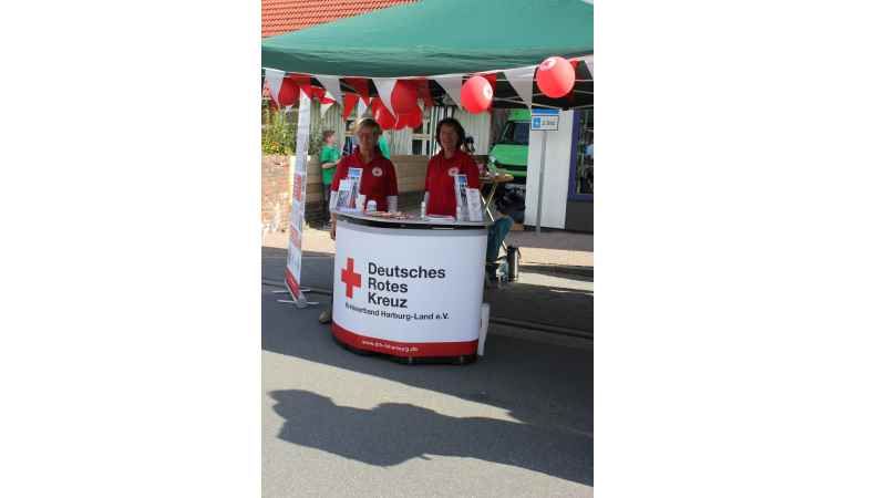 Brigitte Ramm (links) und Britta Rieckmann (rechts) vom Vorstand des DRK-Ortsvereins Salzhausen-Putensen beim Kirch- und Markttag. | Foto: ein