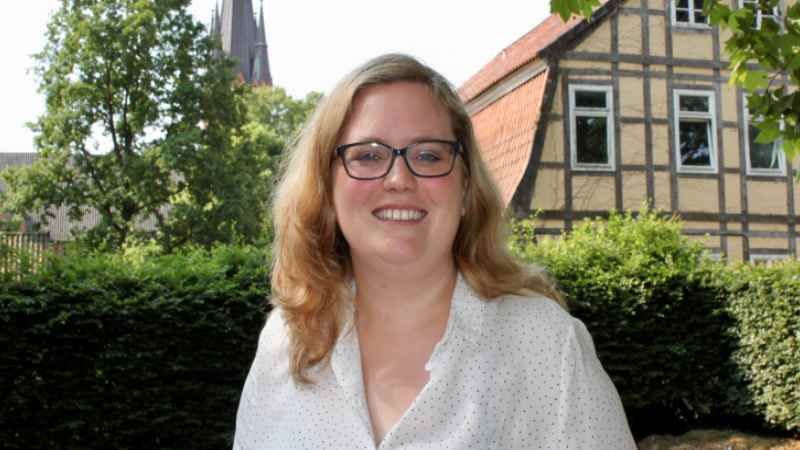 Miriam Heuermann vor der Tostedter Johanneskirche. | Foto: