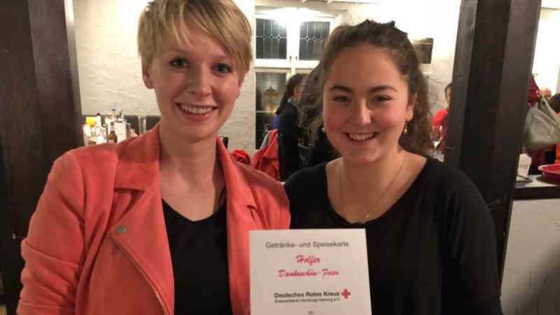 Lilly Nienstedt (16, rechts) und Linda Roß (22) beim Dankesessen für Ehrenamtliche des DRK Harburg. Sie unterstützen in einer Gruppe für Demenzkranke. | Foto: ein