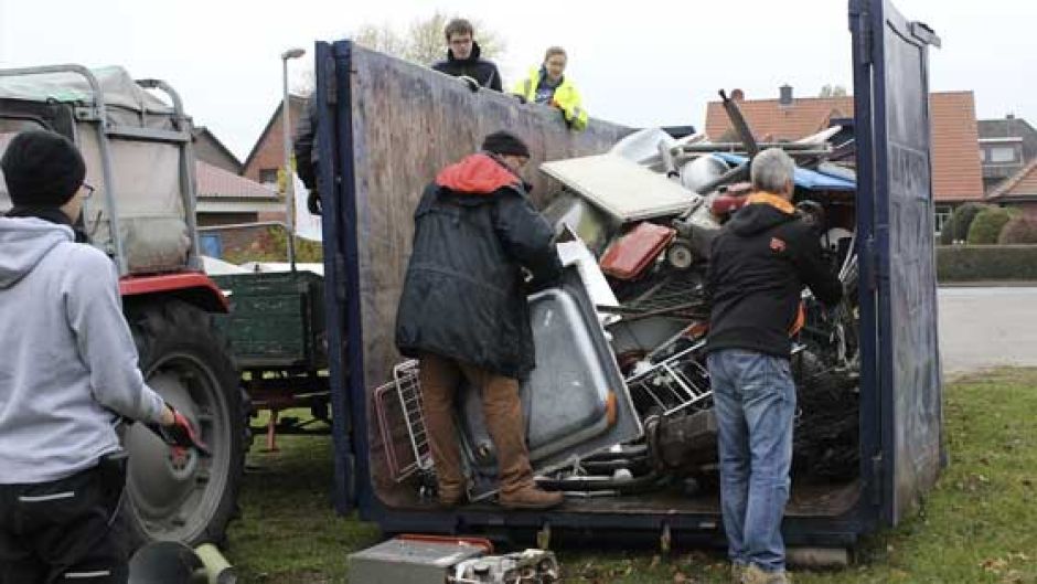 Aktionsleiter Christian Rogge (von links) und Jugend- kreisleiter Simon-Martin Kirscht übergaben die Spende in Höhe von 1.500 Euro an Leiterin Corina Klein und Schwester Silke, Rechts LKG-Mitarbeiterin Julia Dohl. | Foto: ein