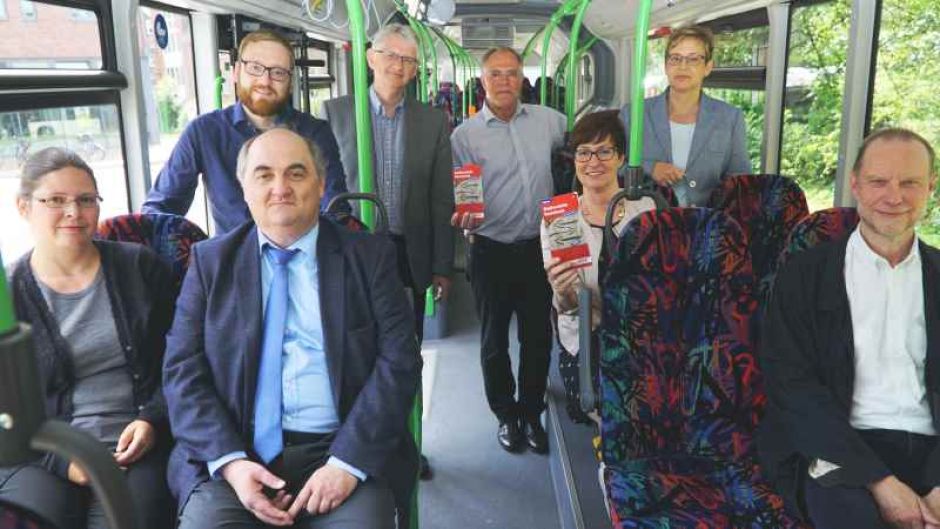v.l. Claudia Wacker (KVG), Michael Peter (KVG), Verkehrsplaner Johannes Kleber (Hansestadt Buxtehude), Erster Stadtrat Michel Nyveld, Betriebsleiter Friedrich Meyer (KVG), Bürgermeisterin Katja Oldenburg-Schmidt, Fachgruppenleiterin Annette Mojik-Schneede  (Hansestadt Buxtehude) und Joachim Sachs (VNO). | Foto: ein