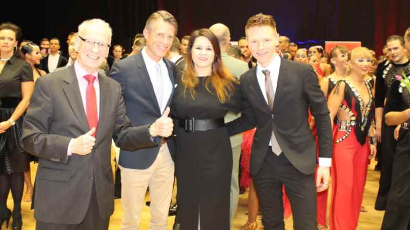 Der Blau-Weiss-Vorsitzende Arno Reglitzky (von links), der Buchholzer Bürgermeister Jan-Hendrik Röhse, Cheftrainerin Franziska Becker und Co-Trainer Christopher Voigt bei der Siegerehrung. | Foto: Wolfgang Gnädig