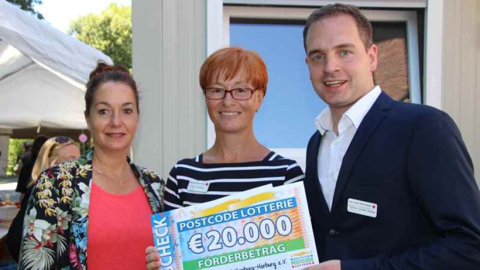 Freuen sich auf das geförderte Aktiv-Projekt im Harburg-Huus: Petra Rottmann (von links, Deutsche Postcode Lotterie), DRK-Spendenbeauftragte Dirka Grießhaber und Einrichtungsleiter Thorben Goebel-Hansen. | Foto: ein