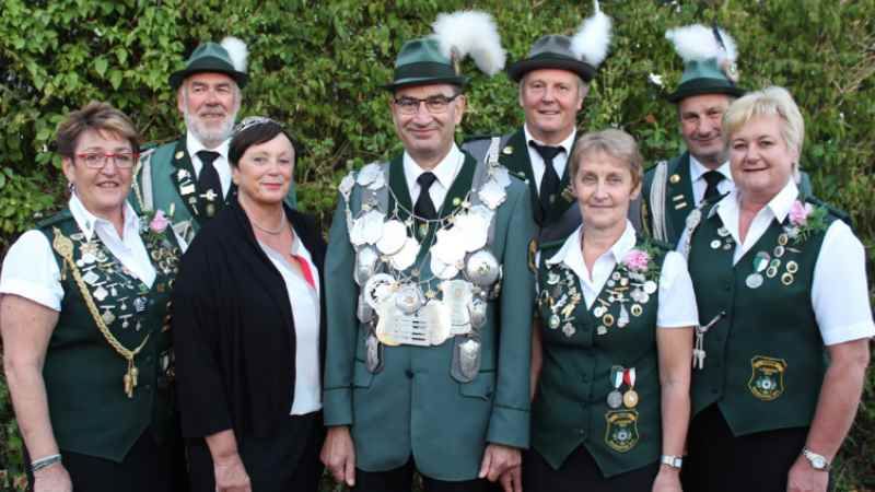 Strahlende Gesichter bei den Schützen in Moor: Barbara und Alfred Sievers (von links): Angela und Fritz Peters, Heiner und Anke Flügge sowie Peter und Katrin Peters. | Foto: ein