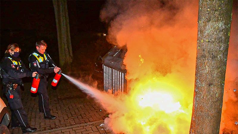 Mehrere brennende Müllcontainer wie hier im Rostweg mussten gelöscht werden. | Foto: HamburgNews