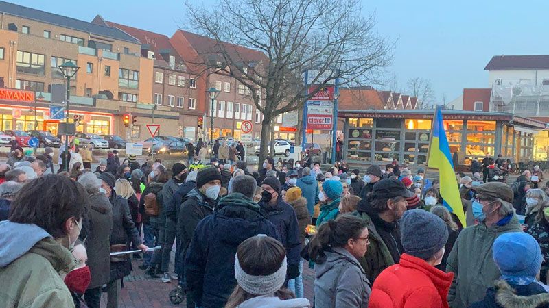 Rund 300-350 Bürgerinnen und Bürger kamen am Mittwoch zur Friedenskundgebung vor das Neu Wulmstorfer Rathaus. | Foto: Uwe Gast