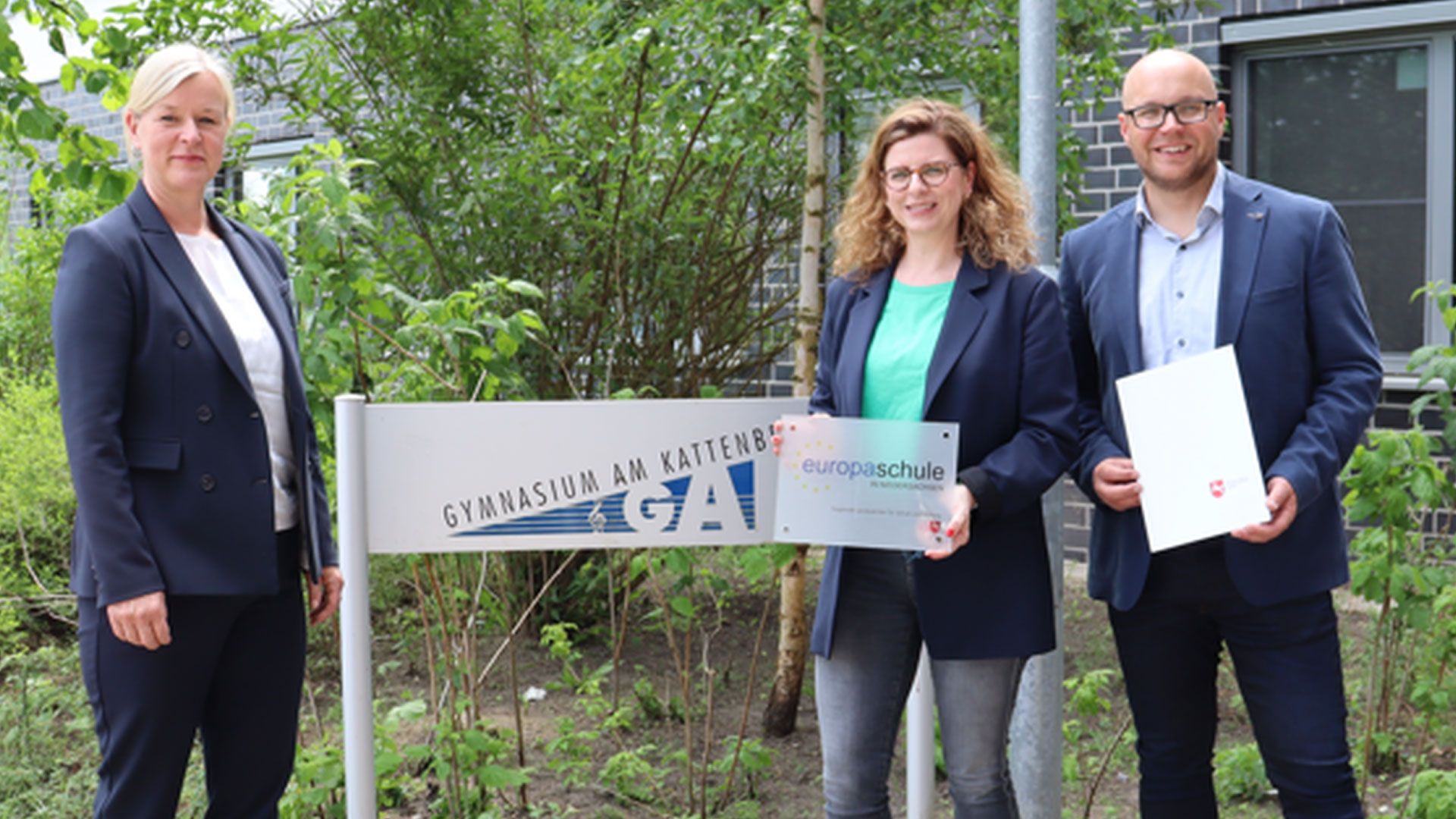 Stolz über die neueste Auszeichnung des GAK – Fabian Hammerschmidt (kommissarischer Schulleiter) und Kay Dohr (Mitte, Leiterin der Projektgruppe „Europaschule“) mit Gitta Brede (links), verantwortlicher Dezernentin bei der Landesschulbehörde Lüneburg. | Foto: GAK