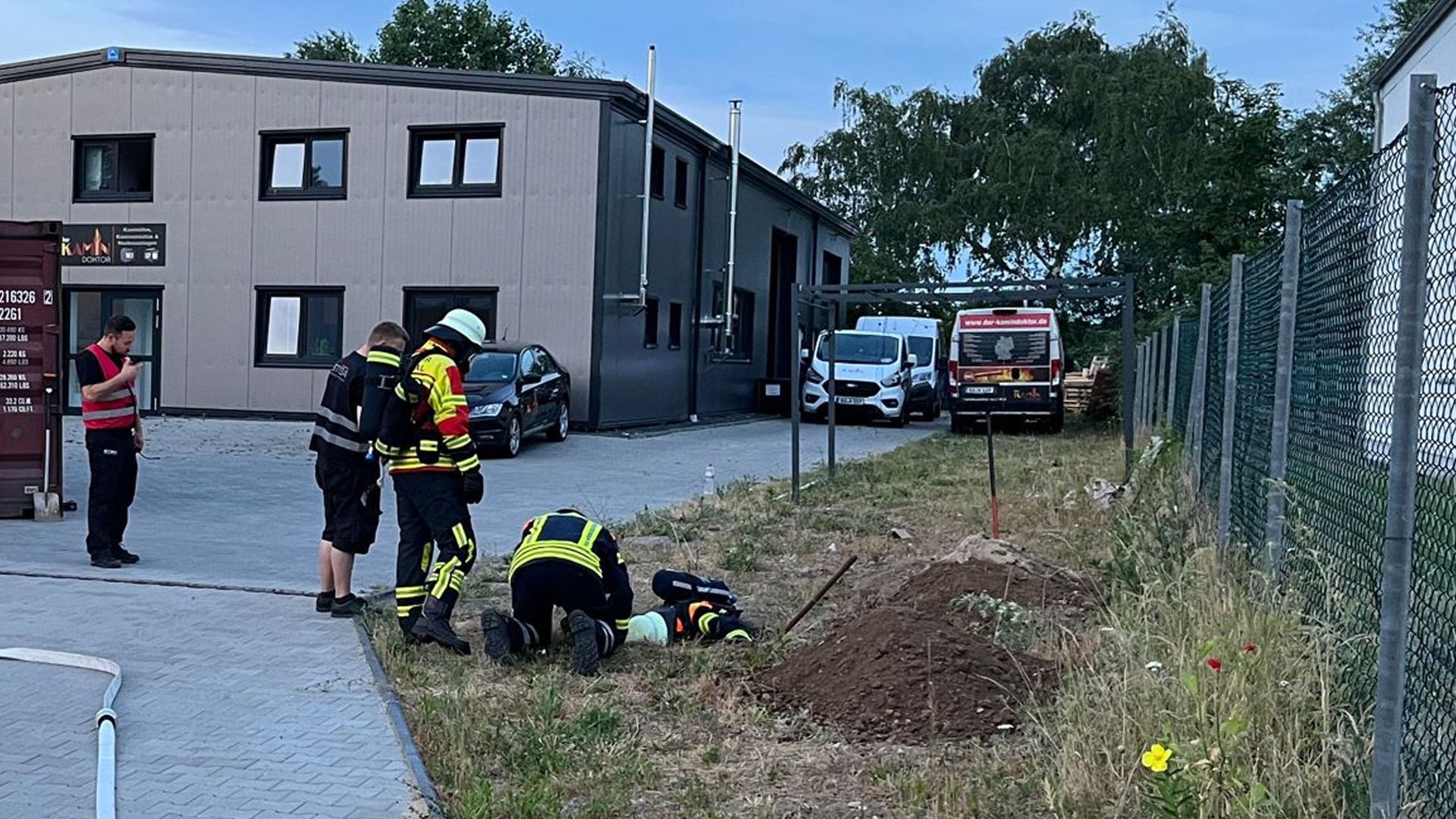 1)	Die Einsatzstelle in Ramelsloh war weiträumig abgesperrt worden die Feuerwehr nahm rund um die Unglücksstelle Messungen vor. | Foto: Timo Klask, FF Maschen