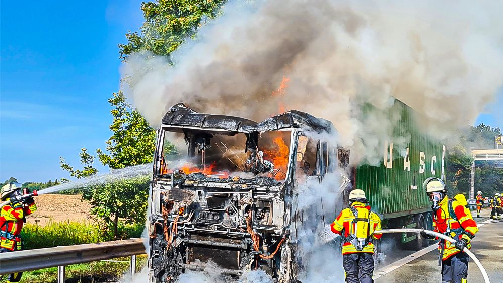 Fotos: In voller Ausdehnung brannte die Zugmaschine dieses Sattelzugs auf der A 7 bei Fleestedt. Mehrere Feuerwehren der Gemeinde Seevetal waren bei diesem Brandeinsatz über Stunden im Einsatz. | Fotos: Pressestelle FF Seevetal