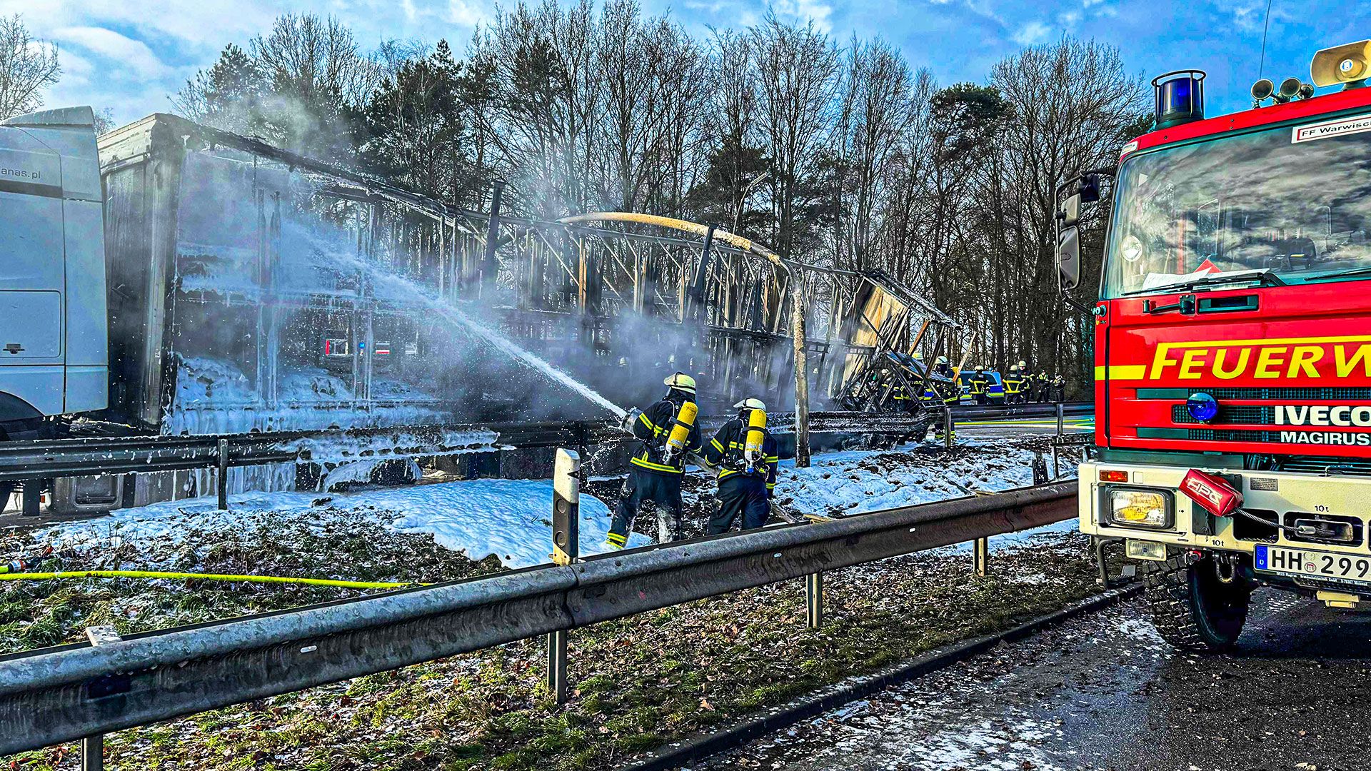 Die Feuerwehr löschte die Fahrzeuge, konnte dem PKW-Fahrer aber nicht mehr helfen. | Foto: Lenthe-Medien