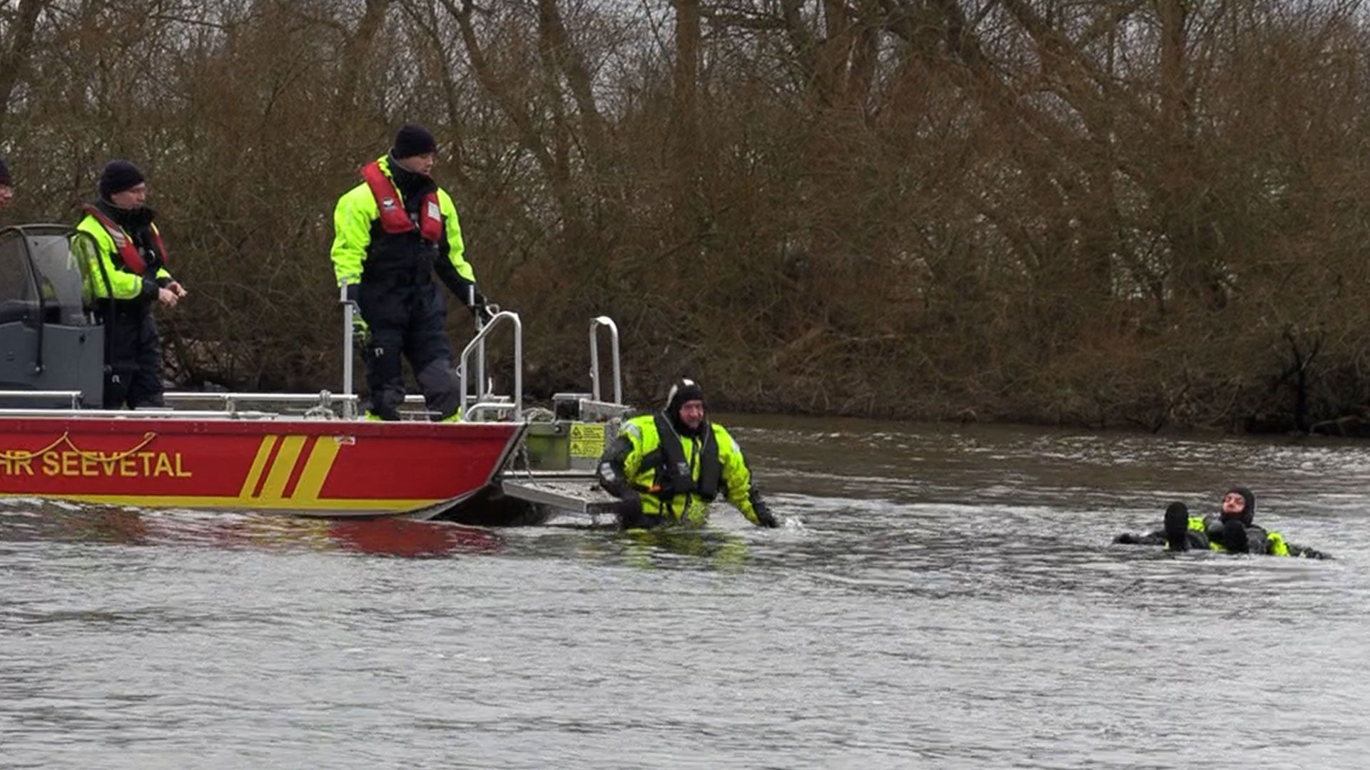 Ein Feuerwehrmann geht über die Bugklappe ins Wasser. | Foto: ein