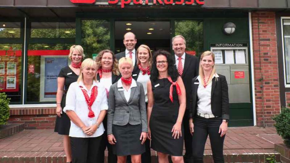Erfrischende Getränke und lustige Zaubereien durch Clownin Karotti bietet das Team der Sparkasse Harburg- Buxtehude in Jesteburg, um Leiter Patrik Ullmann (hinten, Mitte), allen Bürgen in Jesteburg und Umgebung. | Foto: ein