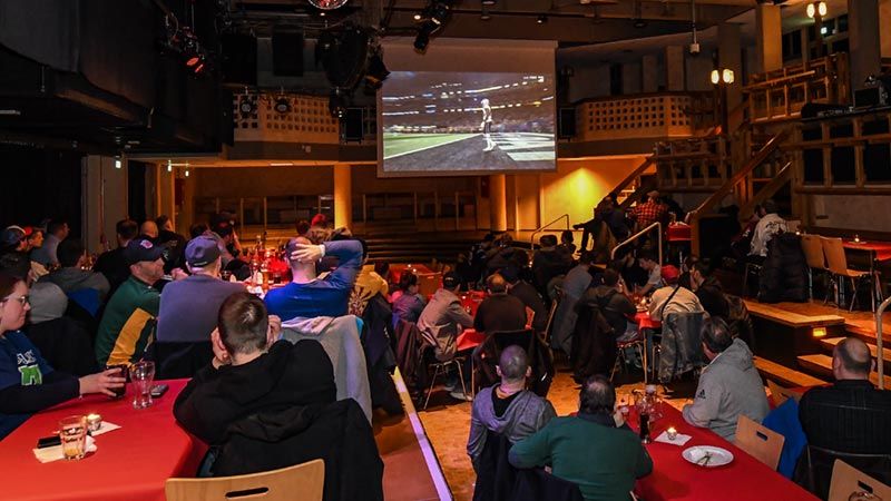 Rund 90 Gäste kamen in den Rieckhof, um bei leckeren Burgern den Super Bowl zu verfolgen. | Foto: Niels Kreller