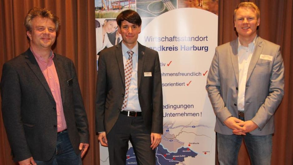 Tipps gegen Cyberkriminalität und Datensicherheit haben die Unternehmerinnen und Unternehmer von Udo Kaethner (von links), Dr. Alexander Stark und Markus Böger erhalten. | Foto: ein/Landkreis Harburg