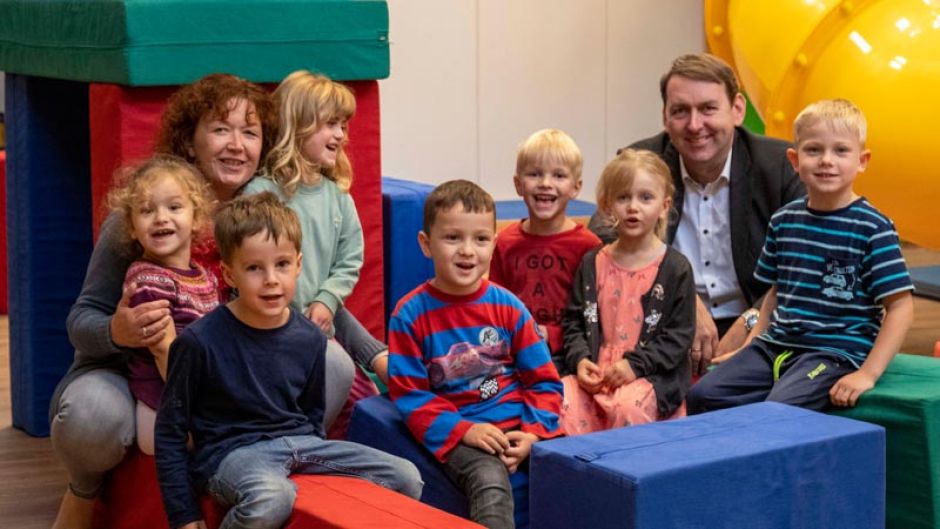 Susann Schnarr-Agoston freut sich gemeinsam mit den Kindern der Kita Inne Beek über die neuen Großbausteine. Matthias Weiß als Vertreter der Stiftung für Stifter weihte die Spende ein. | Foto: ein