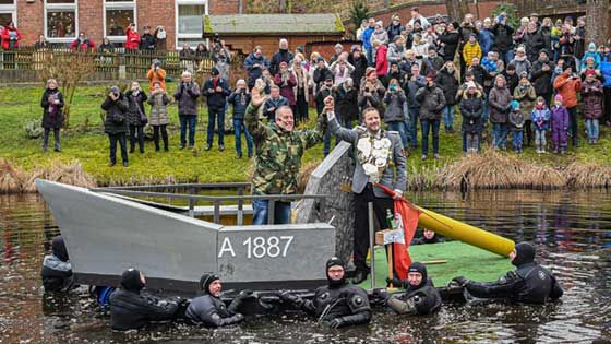 Teichwette gelungen. Marmstorfs Schützenkönig Sebastian Winter und Lotto King Karl trafen sich mit ihren Flößen trockenen Fußes in der Mitte des Feuerteichs bei der 20. Marmstorfer Teichwette. | Foto: Niels Kreller