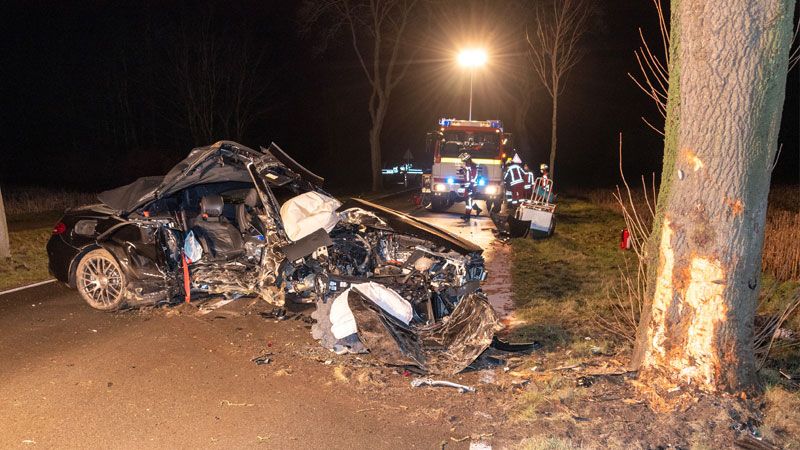 Das völlig zerstörte Wrack des Mercedes AMG - am Baum sieht man die Spuren des Aufpralls. | Foto: JOTO