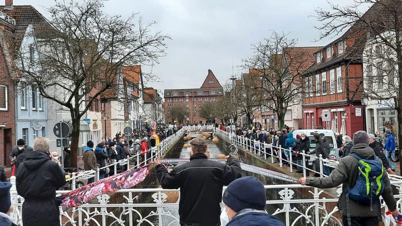 Mit Schals und Abstand demonstrierten rund 500 Menschen am Samstag in Buxtehude gegen Querdenker-Hetze. | Foto: Orga-Team Bündnis „Abstand, Anstand & Solidarität“