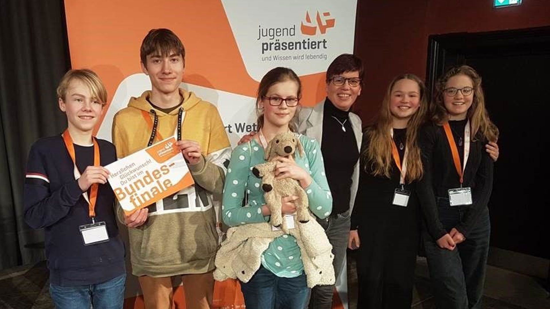 Die Bundesfinal-Teilnehmer Bjarne Eisenhut (von links) und Christian Winkler mit Lehrerin Dr. Julia Fischell und Alina Blanke, Elise General und Rebecca Regenbogen, die im Landesfinale nicht weitergekommen sind. | Foto: GAK