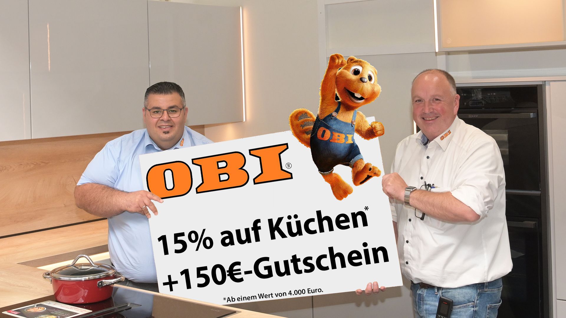 Küchenaktion im Obi Baumarkt in Harburg: OBI-Küchenplaner Eivan Yalda (links) und Stellv. Marktleiter Thomas Schreiber freuen sich auf neue Kunden.