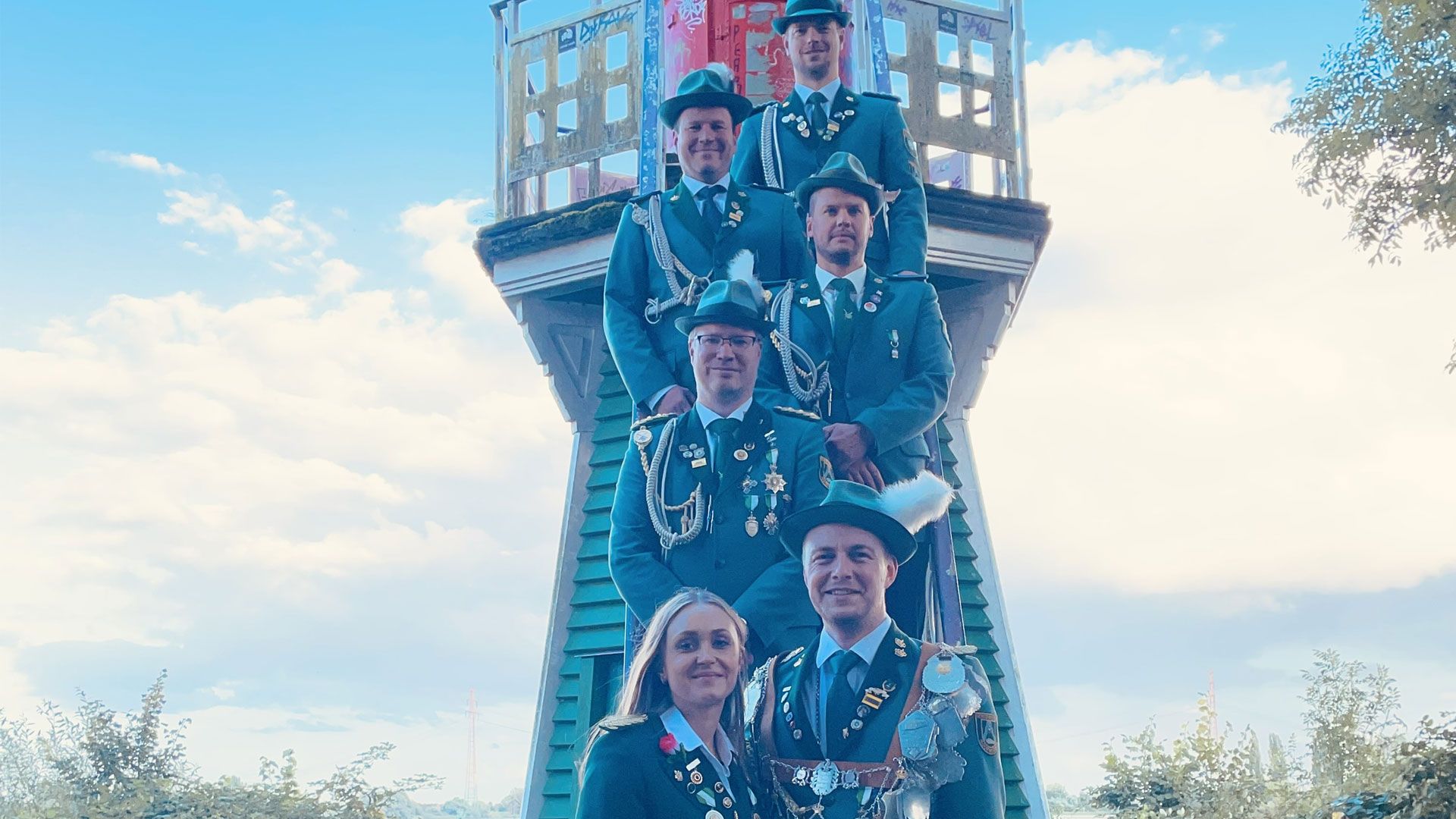 Neuer Schützenkönig in Moorwerder: (vorne) Jennifer Buhr und Stefan Mündel, (dahinter) Christian Plastwich, Markus Busch, Stefan Schröder und Tobias Schulenburg. | Foto: ein