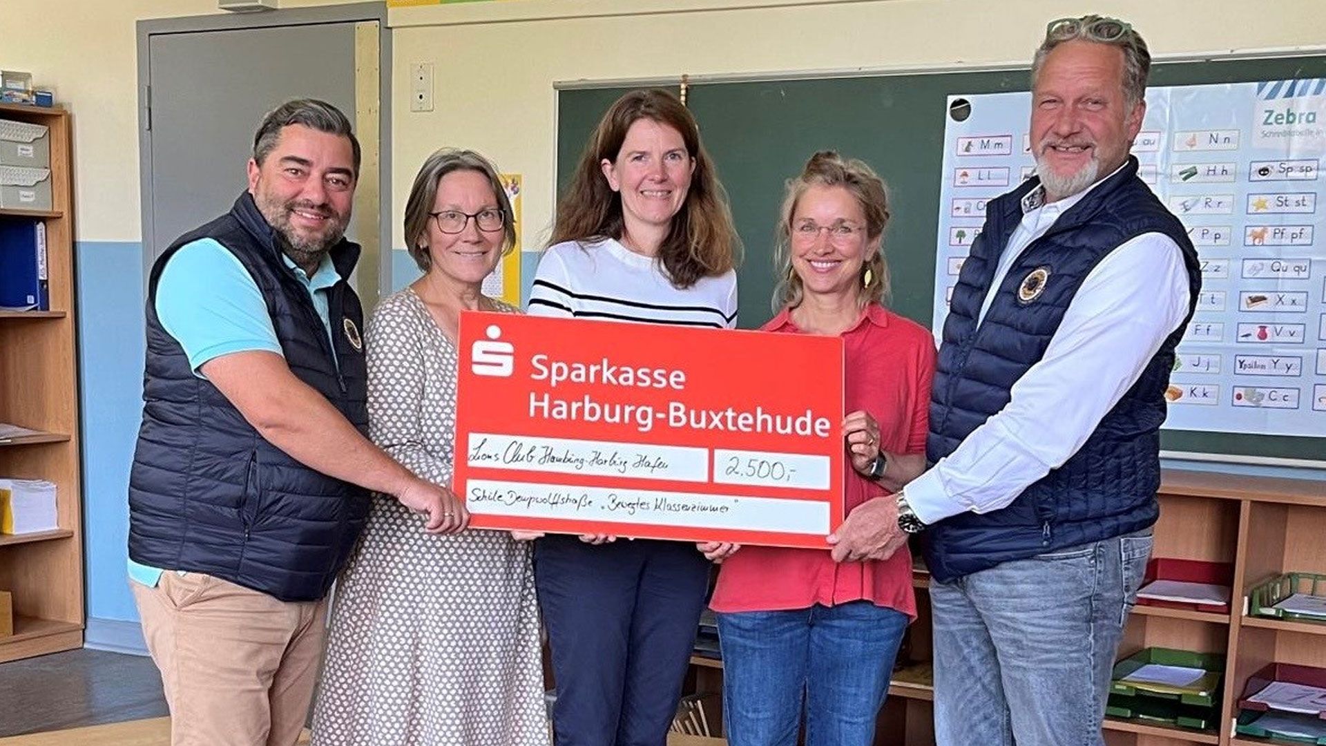 Freuensich über die Spende: Uwe Schneider, Sabine Panjideh, Christine Gefäller, Cornelia Lux und Kay Gerlach (v.l.). | Foto: ein