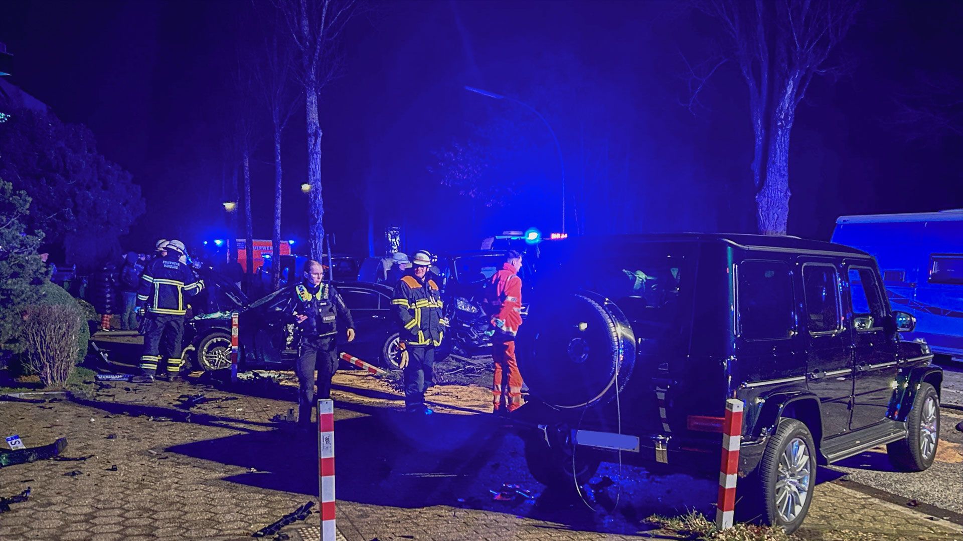 Der Fahrer eines Mercedes hinterließ in der Hohen Straße ein Trümmerfeld. | Foto: Lenthe-Medien/Presang
