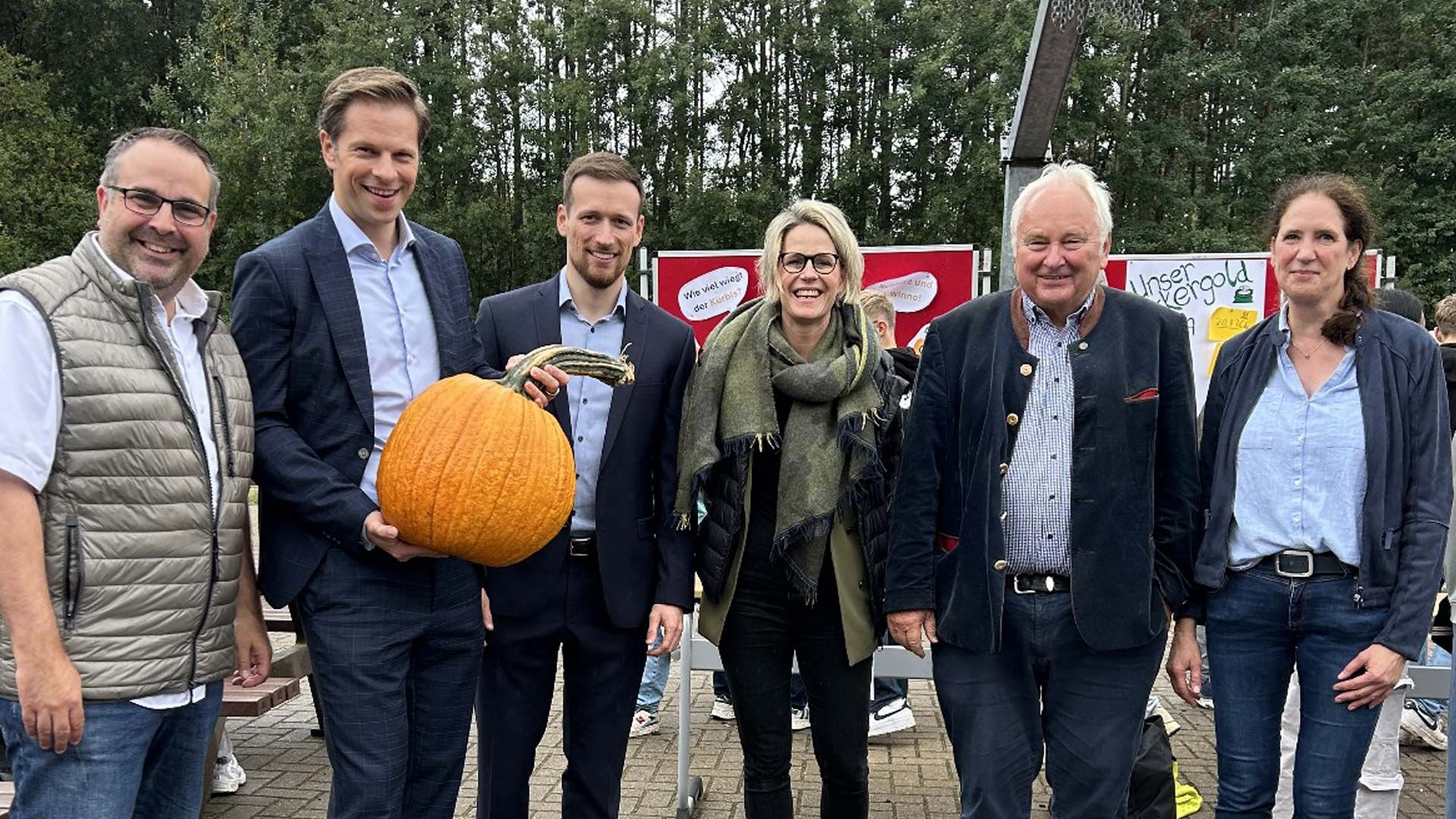 Die Unterstützer des GAK-Ackers mit dem zu erratenen Kürbis: Jan Bauer (von links, Landtagsabgeordneter), Frederik Schröder (Sparkasse Harburg-Buxtehude), Michel Peters (Volksbank Lüneburger Heide), Linda Steuber (GAK-Schulleiterin), Heiner Schönecke und Anja Holland-Moritz (Acker-Chefin am GAK). Foto: ein