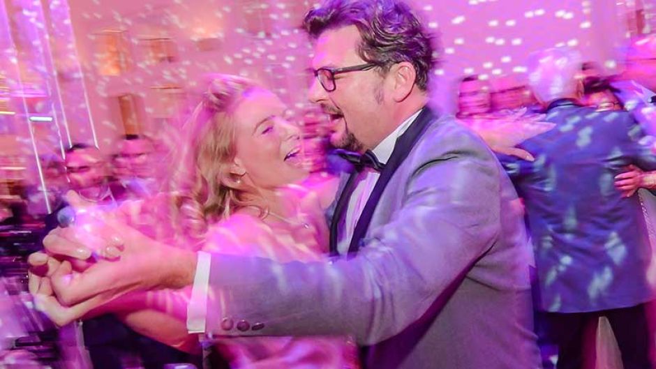 Gildekönig Sven Kleinschmidt und seine Königin Angela Bockelmann eröffneten die Tanzflöche zu Lotto King Kalrs "Das ist wie Fliegen". | Foto: Niels Kreller