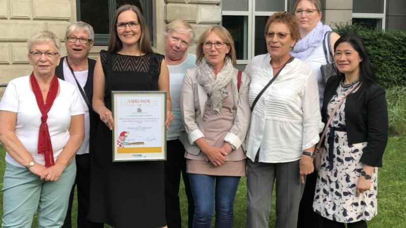 Kitaleiterin Sandra Bockrath (Dritte von links) mit ehrenamtlichen Helferinnen des Projekts „Kinderteller“. | Foto: ein