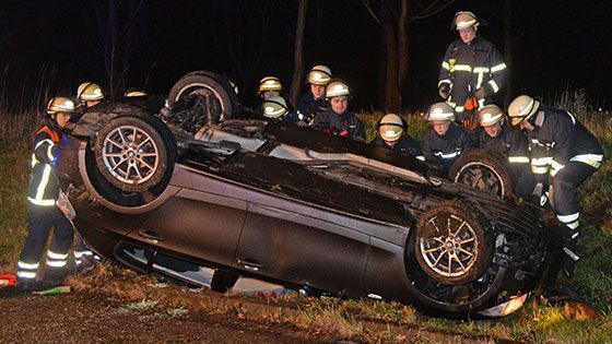 Die Feuerwehrleute richteten den auf dem Kopf liegenden BMW wieder auf. | Foto: André Lenthe Fotografie