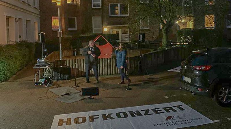 Das Musical Duo (sonst Musical Trio) sang beim Hofkonzert des Eisenbahnbauvereins Harburg für das Publikum auf den Balkonen viele Musical Hits. | Foto: ein