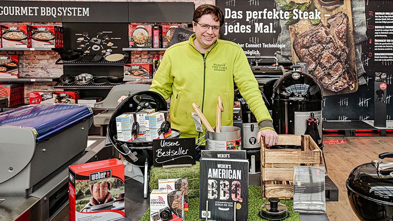 Carsten Matthies präsentiert im Weber Store im Bellandris Matthies Gartencenter die große weite Welt des Grillens.