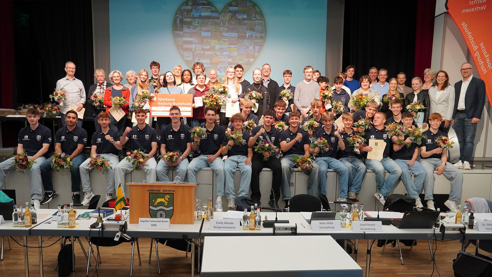 Alle ausgezeichneten Sportlerinnen und Sportler mit den Trägerinnen des Ingrid-Ahlers-Karlsson-Preises und des Seevetaler Löwen auf der Bühne der Burg Seevetal. | Foto: Gemeinde Seevetal