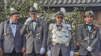 Moorburgs neuer König George Ritter (3.v.l.) mit Adjutanten Thorsten „Kuddel“ Krumstroh, Bernd Flügge und Christian „Schwager“ Sörje (v.l.n.r.). foto: ein