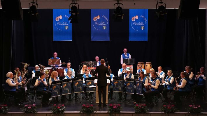 Musik- und Kaffeegenuss: Das Blasorchester des TV Meckelfeld begeisterte das Publikum beim Kaffee- und-Kuchen-Konzert in der Burg Seevetal. Foto: Musik im TVM