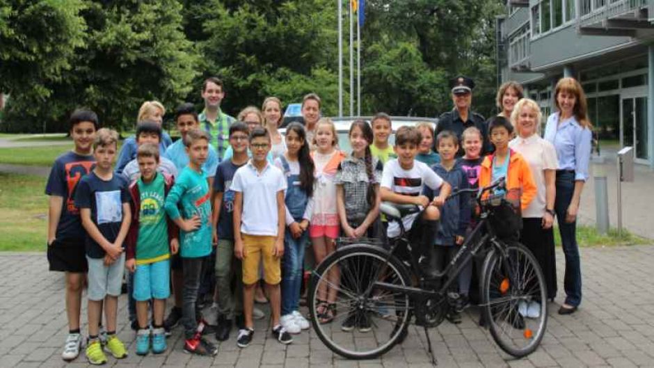 Schülerinnen und Schüler der Klasse 4 c der Alten Stadtschule in Winsen mit ihrer Klassenlehrerin Susanne Brüggemann (hintere Reihe, 2. von rechts), Stephanie Gramann von der Winsener Citywache (hintere Reihe, 3. von rechts) sowie Mitarbeiterinnen und Mitarbeiter vom Kinder- und Jugendgesundheitsdienst der Abteilung Gesundheit des Landkreises Harburg. | Foto: ein