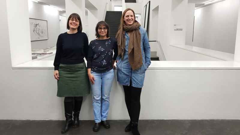 Freuen sich auf den Besuch des Tagestreffs für Menschen mit beginnender Demenz in der Kunstsammlung Falckenberg in Harburg: Isabel Abele (von links, Deichtorhallen Kulturelle Bildung Sammlung Falckenberg), Isabelle Nakhdjavani-Brauner (DRK Harburg) und Stefanie Reimers (Museumsführerin). | Foto: ein