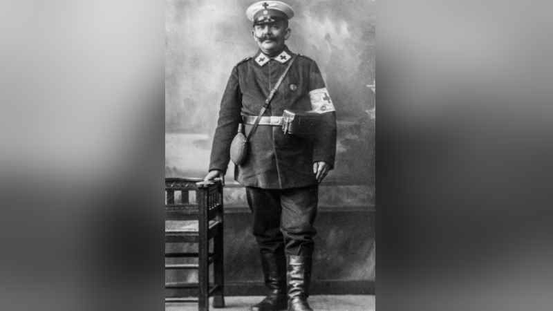 Ein Mitglied der Harburger Sanitätskolonne in Rotkreuz-Uniform. Regelmäßig und freiwillig wurde ab 1907 für den Rettungsdienst in Notsituationen geübt. | Foto: ein