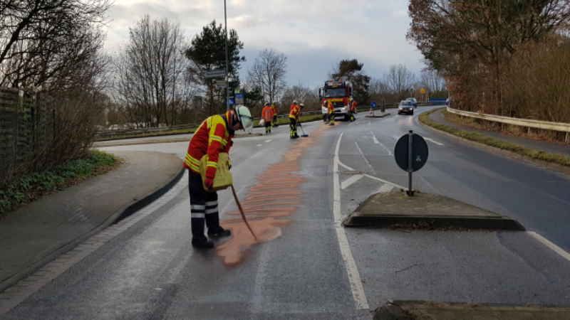 Die Feuerwehr Seevetal streute auf der Winsener Landstraße zwischen Glüsingen und Maschen eine kilometerlange Ölspur ab. | Foto: ein