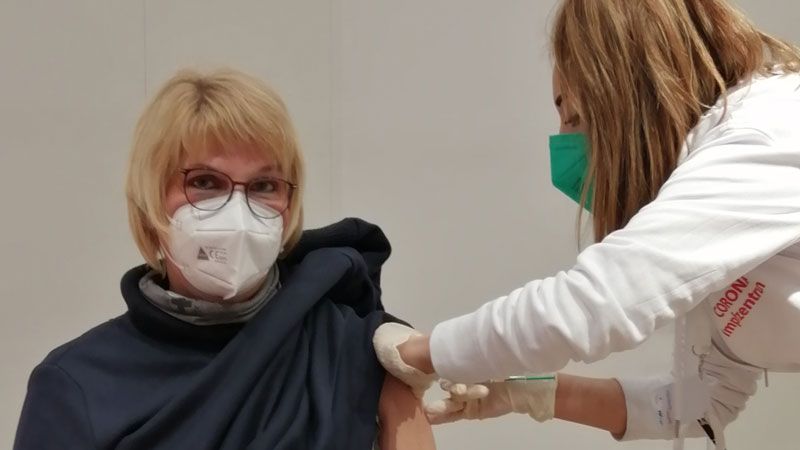 Silke Fischer, Pflegerische Leiterin Palliative Care Team beim Harburger Roten Kreuz, bei der Coronaschutzimpfung in den Hamburger Messehallen. | Foto: privat/DRK Harburg