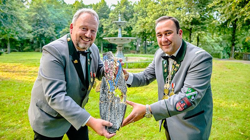 Wieder nur ein internes Vogelschießen: Gilde-König Borhen „Bo“ Azzouz (rechts) und Vizekönig Frank Stadtler bleiben weiterhin im Amt. | Foto: Niels Kreller